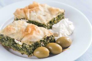 Portion von Spanakopita - - griechisch Spinat Kuchen foto