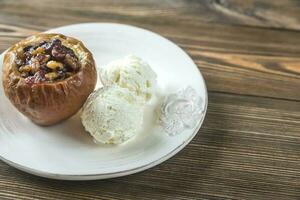 ausgestopft gebacken Apfel auf das Teller foto