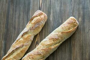 zwei Baguettes auf das hölzern Hintergrund foto