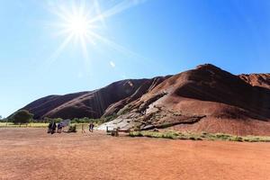 petermann nt, australien, 2021 - leute sehen sich den uluru rock an foto