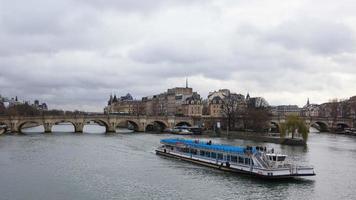 paris, frankreich, 12. mai 2018 - pont neuf und seine fluss foto