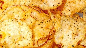 Nahaufnahme von knusprigen Kartoffelchips Snack Makro foto