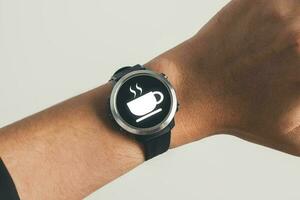 Kaffee brechen und brechen Zeit Konzept.Geschäftsmann Aufpassen Uhr mit Kaffee Tasse Symbol isolieren auf Weiß Hintergrund. foto