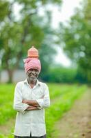 indisch Farmer halten gullak im Hand, Speichern Konzept, glücklich Arm Farmer foto