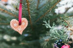 DIY handgemacht Herz Lehm Dekoration auf ein Weihnachten Baum foto