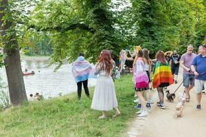 Prag, Tschechisch Republik - - August 7, 2021. Menschen mit Regenbogen Flaggen beim Stolz Picknick Veranstaltung beim Stolz Dorf, Prag Stolz Festival foto