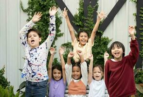 Gruppe komisch wenig glücklich Schule Sommer- Lager Mädchen und ihr freunde entspannend foto