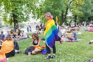 Prag, Tschechisch Republik - - August 7, 2021. Menschen mit Regenbogen Flaggen beim Stolz Picknick Veranstaltung beim Stolz Dorf, Prag Stolz Festival foto