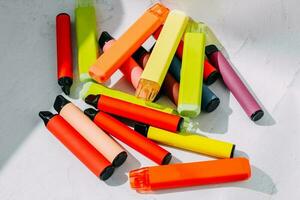 mehrfarbig Multifunktions elektronisch Dampfen Zigaretten foto