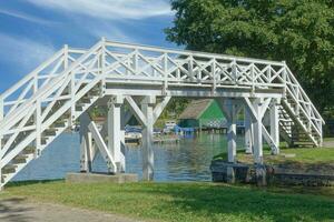 das berühmt Weiß Brücke von Neustrelitz, See Zierker Siehe, Mecklenburg See Bezirk, Deutschland foto