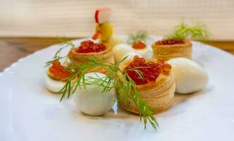 Nahaufnahme von Kaviar und Frischkäse Vorspeise auf Crackern foto