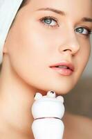 Antialterung Kosmetologie und Schönheit Behandlung Produkt, Frau mit Gesicht Kontur Massage Walze Gerät wie Facelifting Verfahren und Hautpflege Routine foto