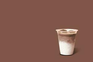 Eis Kakao frisch Milch im nehmen Weg Tasse foto