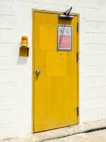 das Gelb Metall Tür mit das Tür schließt. foto