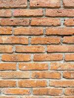 das rot Backstein Mauer auf das Landschaft Haus. foto