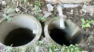 Foto von zwei Infiltration Brunnen gefüttert hoch. Infiltration Brunnen sind benutzt zu reduzieren Stehen Wasser welche können Beschädigung das Gebäude Struktur.