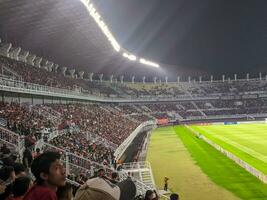 Surabaya, Indonesien - - 22 Juni 2023 - - ein Aussicht und Atmosphäre mit viele Indonesien Fan beim gelora Spund Tomo. Indonesien vs. Palästina freundlich passen. foto