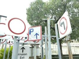 verschiedene Straße Zeichen foto