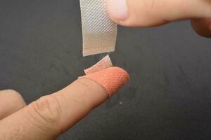 Hand Mann verletzt Index Finger Binde foto