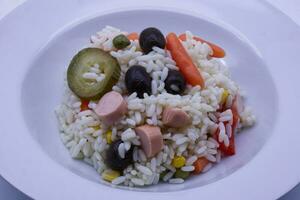 kalt Reis Salat. Konzept von gesund Sommer- Lebensmittel. foto