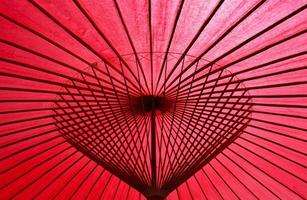 roter Öl-Papier-Regenschirm foto