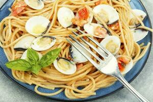 Pasta mit gebraten Venusmuscheln. foto