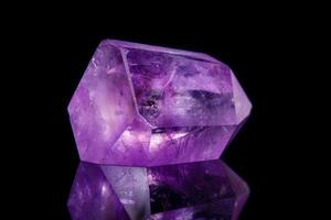 Makro-Mineralstein Amethyst-Kristall auf schwarzem Hintergrund foto