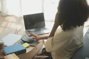 Frau klein Geschäft Eigentümer, Geschäft Start oben konzeptionell, jung Unternehmer Arbeit mit Laptop verkaufen Produkt auf Linie Geschäft, Banner breit Abmessungen foto