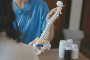 Arzt und geduldig reden während Sitzung beim das Schreibtisch im Krankenhaus Büro, Nahansicht von Mensch Hände. Medizin und Gesundheit Pflege Konzept foto