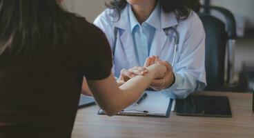 Arzt und geduldig reden während Sitzung beim das Schreibtisch im Krankenhaus Büro, Nahansicht von Mensch Hände. Medizin und Gesundheit Pflege Konzept foto