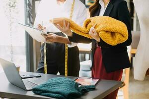 Mode Designer Frau Arbeiten auf ihr Designs im das Studio foto