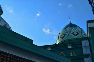 Zier Kuppel von das Moschee gegen Blau Himmel foto