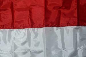 indonesisch Flagge zerknittert schließen hoch. rot Weiß Flagge Staatsangehörigkeit foto