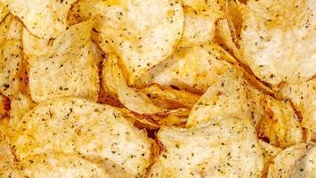 Nahaufnahme von knusprigen Kartoffelchips Snack Makro foto
