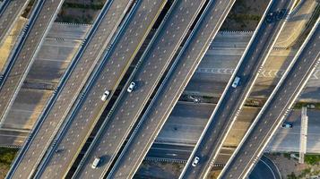 Luftaufnahme von oben auf die Autobahn, Verkehrsknotenpunktstraße mit dem Auto auf der Kreuzungskreuzungsstraße, die von einer Drohne erschossen wurde foto