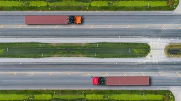 Luftaufnahme von Lastwagen auf Straße und Autobahn foto