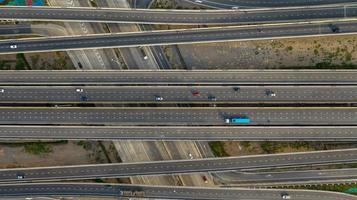 Luftaufnahme von oben auf die Autobahn, Verkehrsknotenpunktstraße mit dem Auto auf der Kreuzungskreuzungsstraße, die von einer Drohne erschossen wurde foto