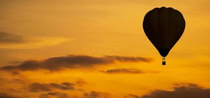 die Silhouette des Ballons am Himmel bei Sonnenuntergang foto