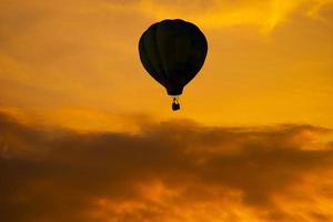 die Silhouette des Ballons am Himmel bei Sonnenuntergang foto