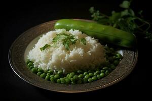 frisch gekocht Reis mit Erbsen und andere Gemüse foto