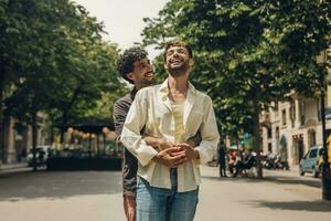 glücklich Fröhlich Paar küssen im das Park. lgbt Fröhlich Paar Konzept. foto