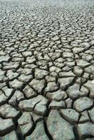 ein trocken, geknackt Feld mit Nein Wasser foto