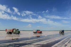 drei Lastwagen sind Fahren auf ein Salz- eben foto