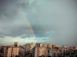 das schön Regenbogen Über Stadt. foto