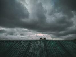 stürmisch Himmel mit dramatisch Wolken. foto