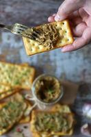 hausgemachte Leberpastete. leckere hausgemachte Pastete mit Gewürzen und Kräutern foto