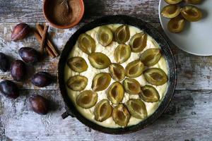 hausgemachter Pflaumenkuchen, der Pflaumenkuchen kocht foto