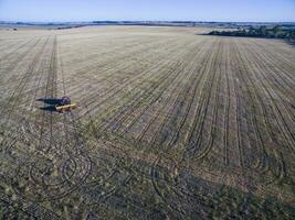 ein Antenne Aussicht von ein Traktor im ein Feld foto