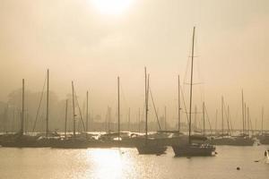 nebliger Hafen und Boote foto