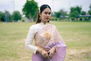 Frau tragen thailändisch Kleid es ist ein regulär Kleid im Thailand. foto
